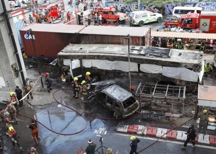 Tragedia ferroviaria: 8 muertos y 25 heridos tras el brutal choque entre un tren y un autobús