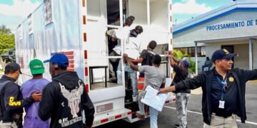 Migración detiene a casi 2,000 indocumentados y deporta a más de 1,200 en una sola jornada