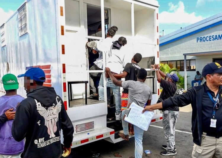 Migración detiene a casi 2,000 indocumentados y deporta a más de 1,200 en una sola jornada