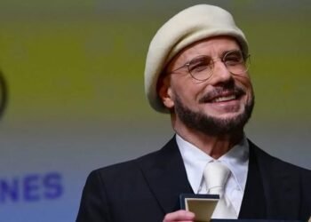 John Travolta recibe por sorpresa una Palma de Oro de honor en Cannes: “Es más que un Óscar”
