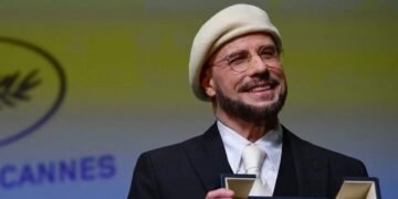 John Travolta recibe por sorpresa una Palma de Oro de honor en Cannes: “Es más que un Óscar”