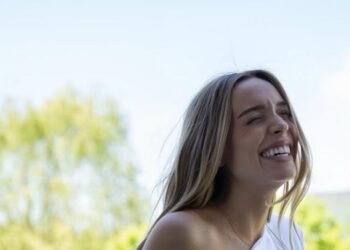 Alex Cooper confirma embarazo junto a su esposo y termina con los rumores de divorcio