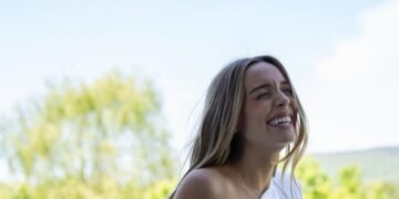 Alex Cooper confirma embarazo junto a su esposo y termina con los rumores de divorcio