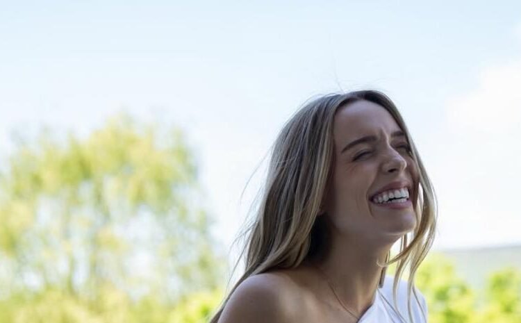 Alex Cooper confirma embarazo junto a su esposo y termina con los rumores de divorcio