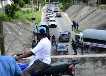 Caos en La Cuaba: Policía lanza bombas lacrimógenas contra manifestantes que apoyan planta de residuos sólidos