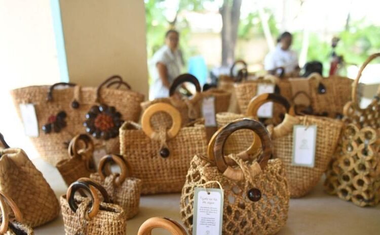 De la basura a la moda: la feria que transforma desechos en carteras y alimentos gourmet