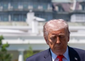 Trump arremete contra el papa por Irán y califica al alcalde de Chicago de inútil