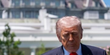 Trump arremete contra el papa por Irán y califica al alcalde de Chicago de inútil