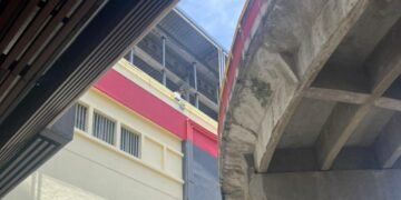 Tragedia en Plaza Central: hombre se lanza desde torre de parqueos y circulan videos del suceso