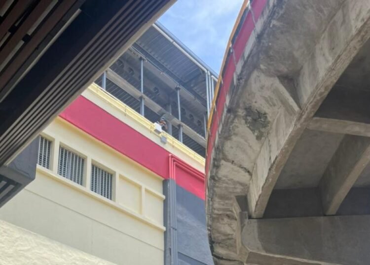 Tragedia en Plaza Central: hombre se lanza desde torre de parqueos y circulan videos del suceso