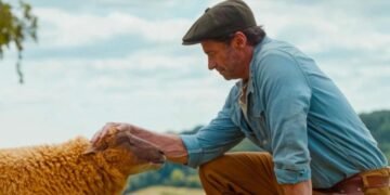 Por qué la nueva obsesión de Hugh Jackman es el proyecto más humano de su carrera
