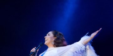 Isabel Pantoja hace historia en Altos de Chavón con un concierto sinfónico inolvidable junto a la Filarmónica de Santo Domingo