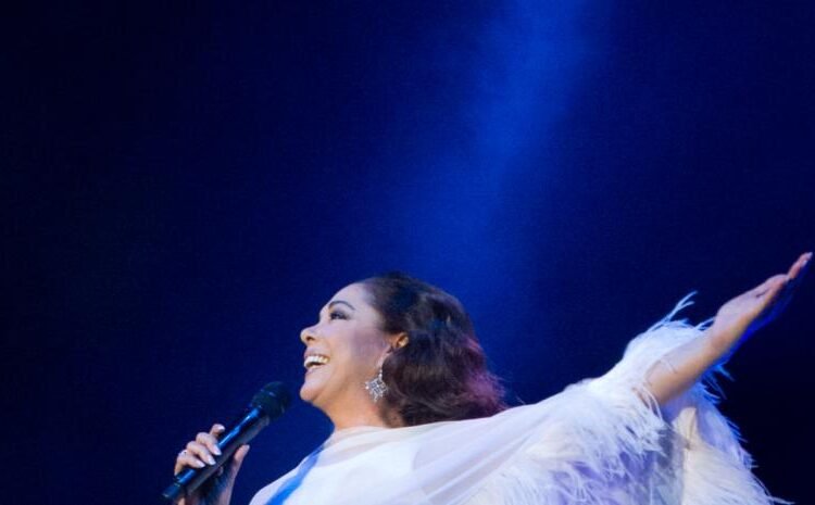 Isabel Pantoja hace historia en Altos de Chavón con un concierto sinfónico inolvidable junto a la Filarmónica de Santo Domingo