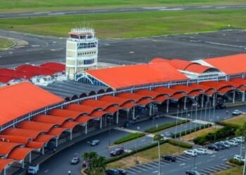 Emergencia en Santiago: hospitalizan a cuatro pasajeros tras detectar un extraño olor en pleno vuelo
