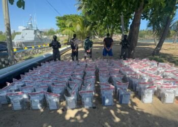 Incautan casi una tonelada de cocaína en una narcolancha cerca de Santo Domingo y detienen a tres hombres