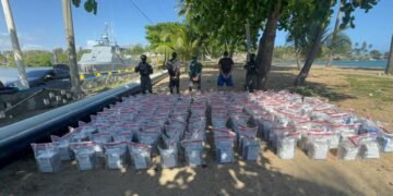 Incautan casi una tonelada de cocaína en una narcolancha cerca de Santo Domingo y detienen a tres hombres