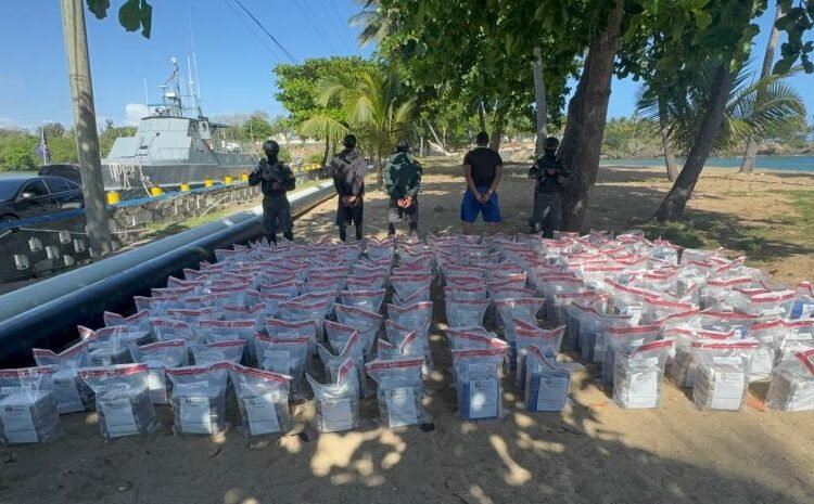 Incautan casi una tonelada de cocaína en una narcolancha cerca de Santo Domingo y detienen a tres hombres