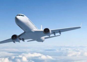 Estado de salud de los pasajeros tras el aterrizaje de emergencia en el aeropuerto de Santiago por fuerte olor