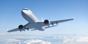 Estado de salud de los pasajeros tras el aterrizaje de emergencia en el aeropuerto de Santiago por fuerte olor