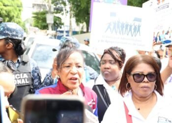 Caos en salud: personal administrativo de hospitales se manifiesta frente al SNS