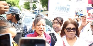 Caos en salud: personal administrativo de hospitales se manifiesta frente al SNS