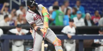 Alerta en Atlanta: Ronald Acuña Jr sale del juego ante Marlins por lesión en el pulgar