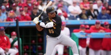 Esmerlyn Valdez recibe el llamado de Grandes Ligas y debuta como titular con los Piratas en Toronto