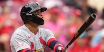 Bryan Torres brilla en su debut con jonrón y guía la paliza de los Cardenales 8-1 sobre los Rojos