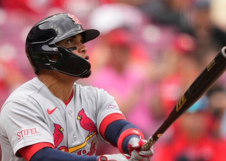 Bryan Torres brilla en su debut con jonrón y guía la paliza de los Cardenales 8-1 sobre los Rojos