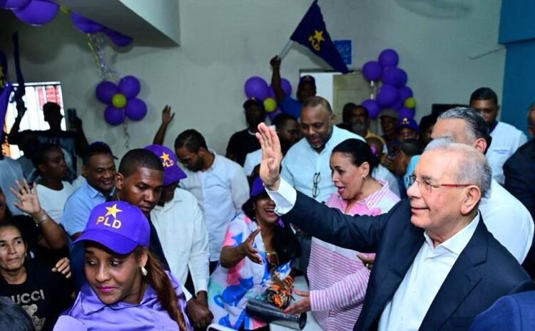 Danilo Medina arremete contra la JCE por la tardanza en prohibir las encuestas