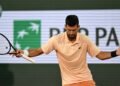 Djokovic sobrevive a un duelo épico y sigue firme en su camino por Roland Garros