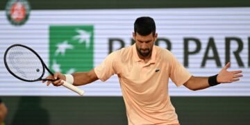 Djokovic sobrevive a un duelo épico y sigue firme en su camino por Roland Garros