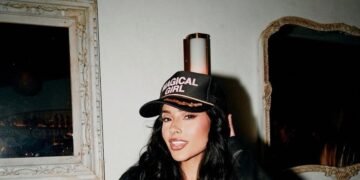 Carlos Santana y Becky G alzan la voz contra las redadas migratorias en EE. UU. con una nueva canción