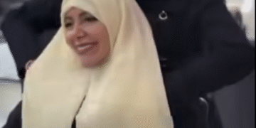 Amenazan de muerte a la estilista iraní Ami Moghadam por sus videos virales sobre el cuidado del cabello