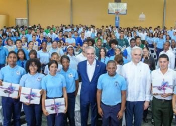 Presidente dialoga con estudiantes de SDO en un encuentro clave para el futuro educativo