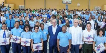 Presidente dialoga con estudiantes de SDO en un encuentro clave para el futuro educativo