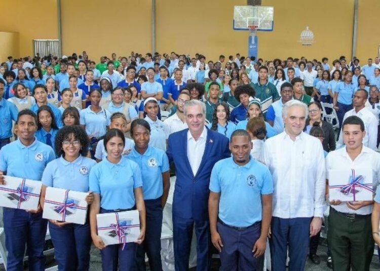 Presidente dialoga con estudiantes de SDO en un encuentro clave para el futuro educativo