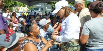Gobierno entrega RD$7,000 a más de 2,200 familias damnificadas por las lluvias de abril