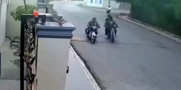 Cámaras captan violento asalto a mujer con una niña: detienen a los responsables
