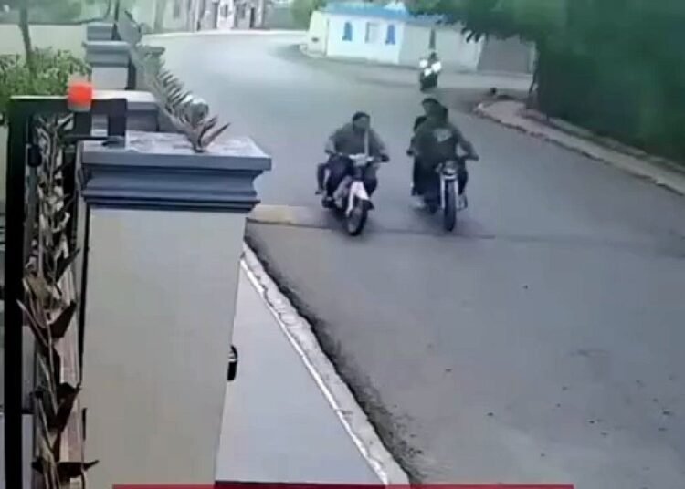 Cámaras captan violento asalto a mujer con una niña: detienen a los responsables