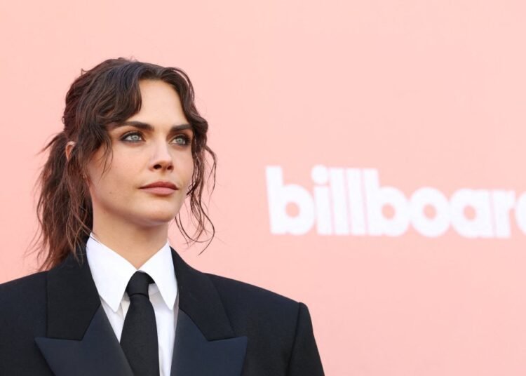 Cara Delevingne se declara lesbiana y confiesa su sueño de convertirse en madre