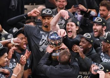 San Antonio da la sorpresa ante Oklahoma y se clasifica a las Finales de la NBA