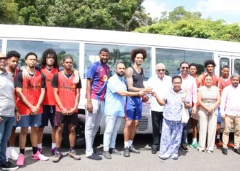 Andrés Bautista impulsa el deporte en Moca con la entrega de un nuevo autobús al Club San Sebastián