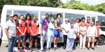 Andrés Bautista impulsa el deporte en Moca con la entrega de un nuevo autobús al Club San Sebastián