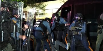 Newark impone toque de queda tras violentos disturbios en centro de inmigrantes