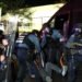 Newark impone toque de queda tras violentos disturbios en centro de inmigrantes