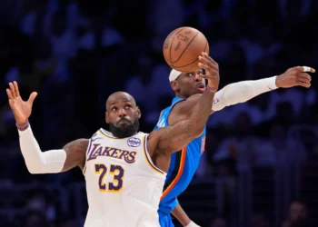 Oklahoma City aplasta a los Lakers y se pone a un paso de la barrida con un contundente 3-0