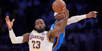 Oklahoma City aplasta a los Lakers y se pone a un paso de la barrida con un contundente 3-0