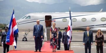 Abinader aterriza en Costa Rica para asistir a la histórica toma de posesión de Laura Fernández