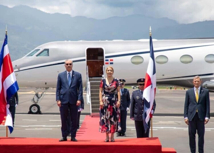 Abinader aterriza en Costa Rica para asistir a la histórica toma de posesión de Laura Fernández